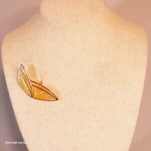 Monet Abstract Brooch Gold Tone Trimmed Marbled Shimmery Enamel Wings